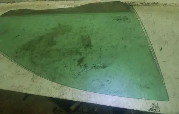 Ford Focus Front door window glass four-door