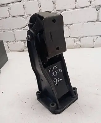 Mercedes-Benz Vito Viano W638 Engine mount bracket A6112200407