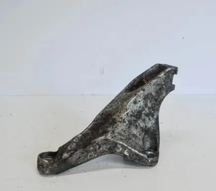 Audi A4 S4 B7 8E 8H Engine mounting bracket 8E0199307S