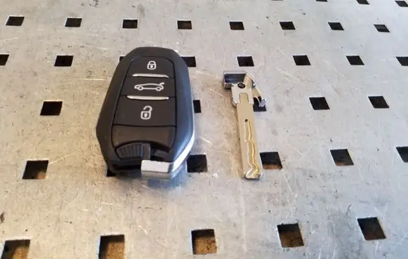 Citroen C4 Grand Picasso Ignition key/card 