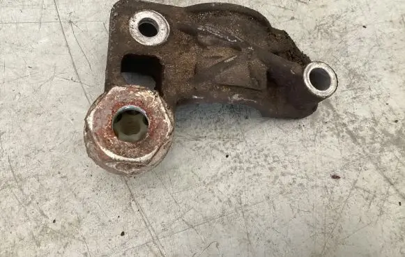 Mercedes-Benz C W203 Engine mounting bracket