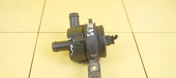 Mercedes-Benz A W176 Water pump A2465040140 4HTR39