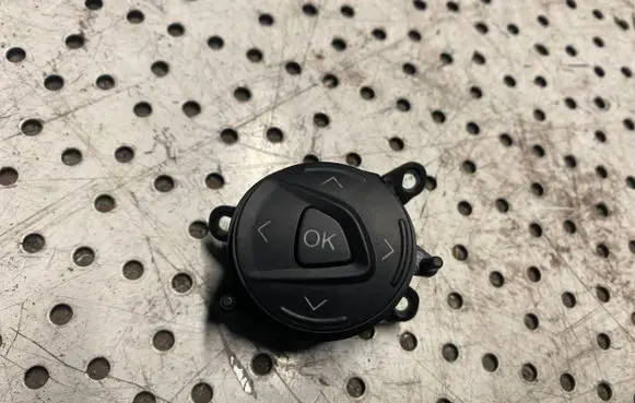 Steering wheel buttons/switches