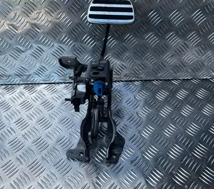 Lexus ES VII XZ10 Brake pedal
