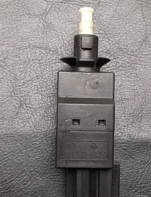 Mercedes-Benz E W211 Brake pedal sensor switch 0015454009