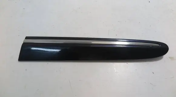 Rear fender molding trim
