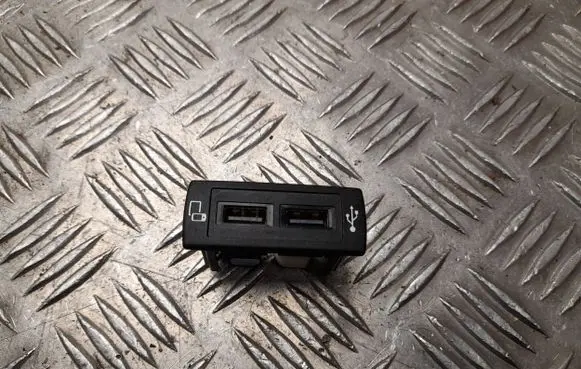 Mercedes-Benz Vito Viano W447 USB socket connector A4478200902