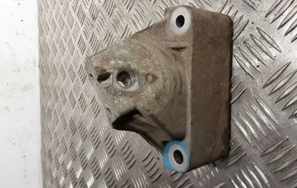 Jeep Grand Cherokee Engine mounting bracket