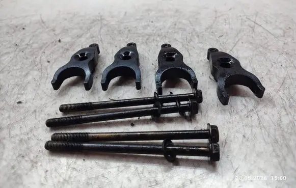 Toyota Land Cruiser (J120) Fuel Injector clamp holder 