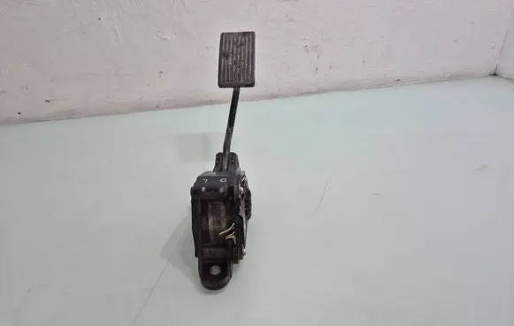 Honda CR-V Accelerator throttle pedal 31303J30