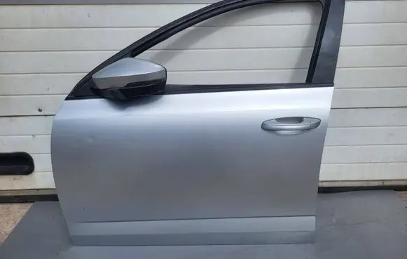 Skoda Octavia Mk3 (5E) Front door 5e0831051