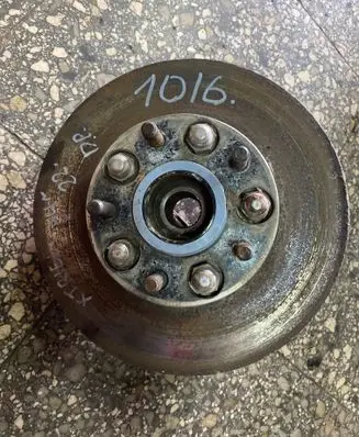 Nissan X-Trail T30 Front wheel hub