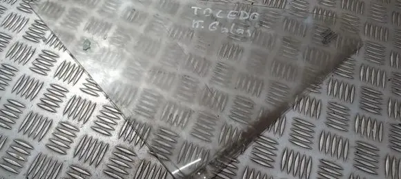 Rear vent window glass