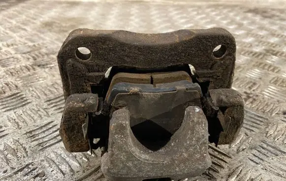 Toyota RAV 4 (XA40) Rear brake caliper