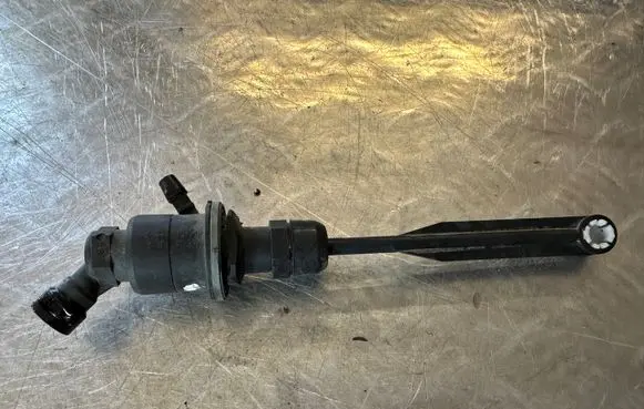 Renault Master III Clutch master cylinder 8200673232B