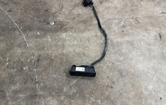 Alfa Romeo Stelvio Tailgate/boot open switch button 50559408