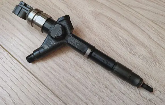 Nissan Almera N16 Fuel injector AW400AW4