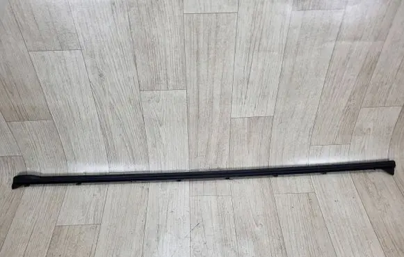 Porsche Macan (95B) Rubber seal front door (on door) 95B837119B