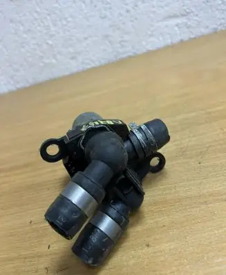 Mercedes-Benz E W210 Coolant heater control valve 0235451628 D8247