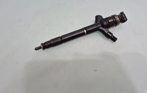 Toyota Corolla Verso AR10 Fuel injector 236700R170
