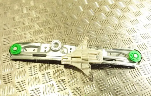 Rear window lifting mechanism without motor