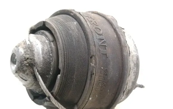 Volvo V70 Engine mount bracket 30680751