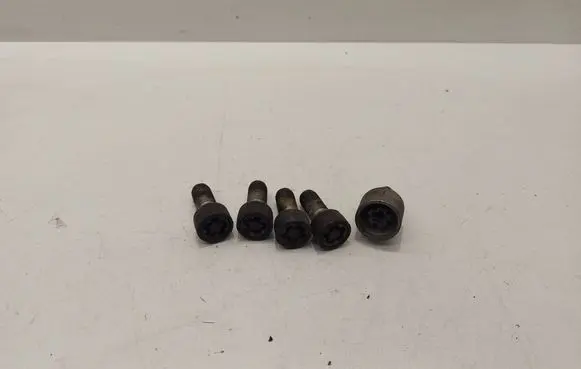Volkswagen PASSAT B8 Anti-theft wheel nuts and lock 5Q0698137