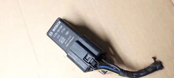 Audi A4 S4 B9 8W Glow plug pre-heat relay 038907281D