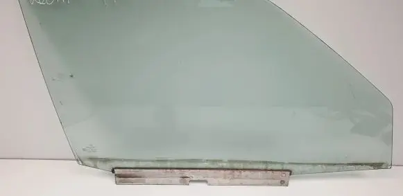 Mercedes-Benz 190 W201 Front door window glass four-door