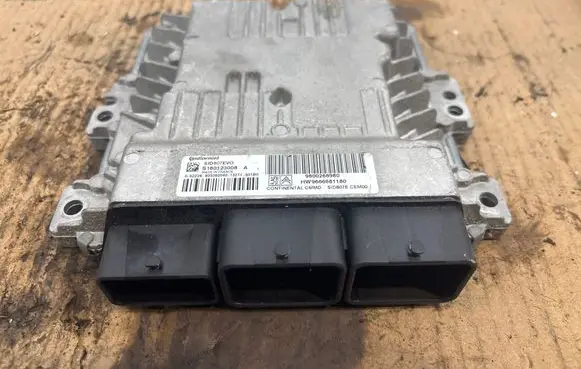 Peugeot 308 Engine control unit/module S180123008A 9800268980