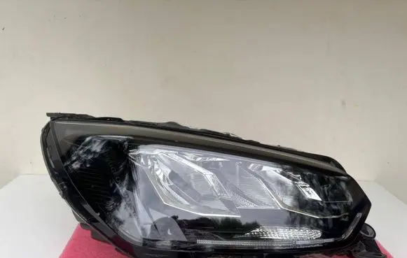 Peugeot 208 II Headlight/headlamp 9833036180