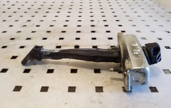 Opel Zafira C Rear door check strap stopper