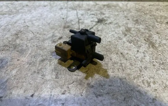 Volkswagen Golf IV Turbo solenoid valve 72148301