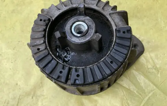 Mercedes-Benz C AMG W204 Engine mount vacuum valve A2042400217
