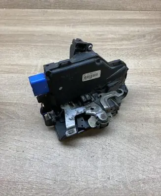 Volkswagen Caddy Front door lock 3D1837015