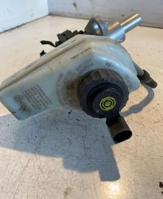 Volkswagen Touran I Master brake cylinder 8X0411301C 8287127