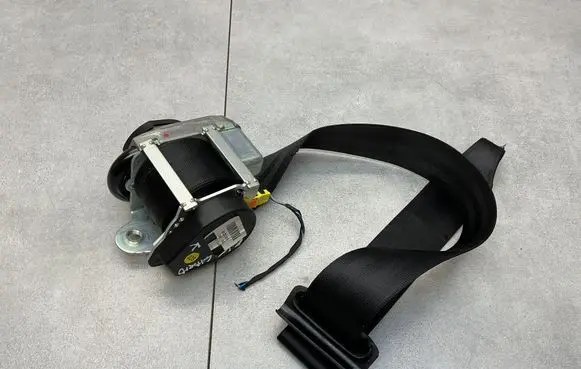Volkswagen Golf VI Front seatbelt 622301900
