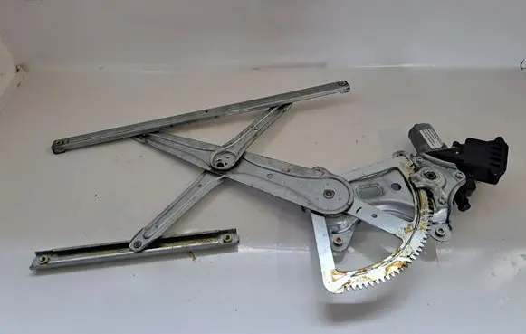 Toyota Corolla Verso AR10 Front door window regulator with motor 996996100 698100F010