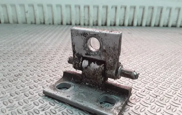 Volvo V70 Rear door lower hinge
