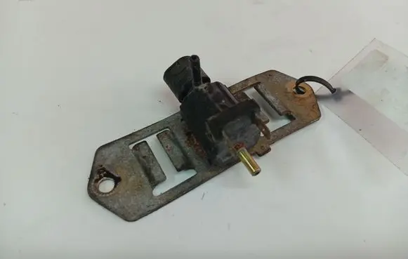 Mazda 121 Turbo solenoid valve K5T43172