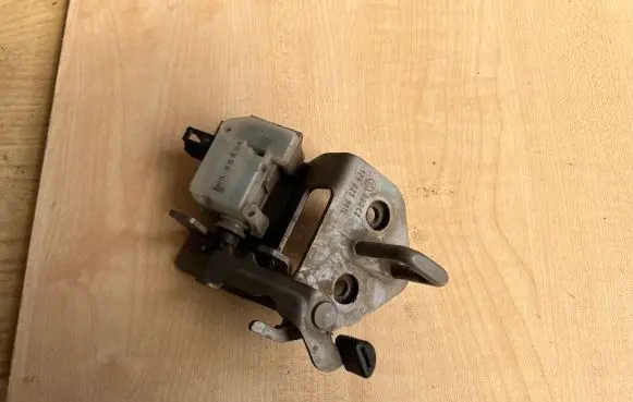 Skoda Octavia Mk2 (1Z) Trunk lock loop 1Z9827511C