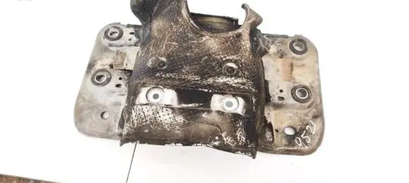 Volvo XC90 Engine mounting bracket