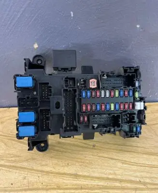 Suzuki Grand Vitara II Fuse module 03048F0976K2 03048F09