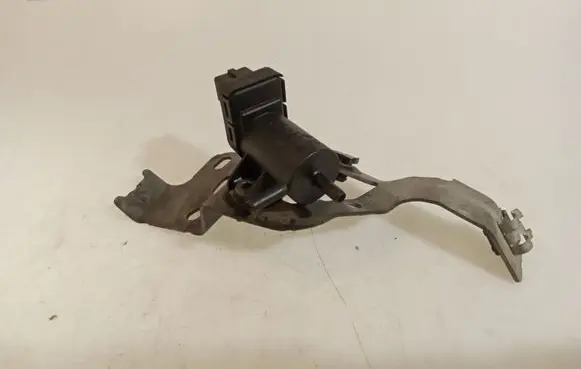 Opel Vivaro Vacuum valve 320930795R 8200762162