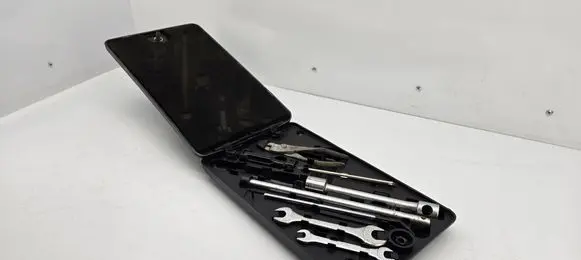 Mitsubishi Pajero Tool set 