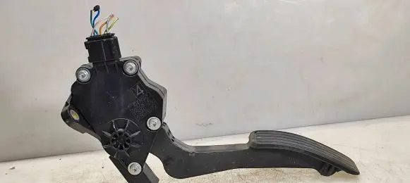 Subaru Impreza III Accelerator throttle pedal 36010AG140 1988007120 01M06B00356