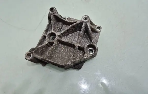 Citroen C4 I A/C compressor mount bracket 9657137480