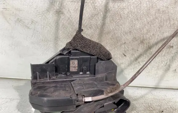 Nissan Qashqai Front door lock 