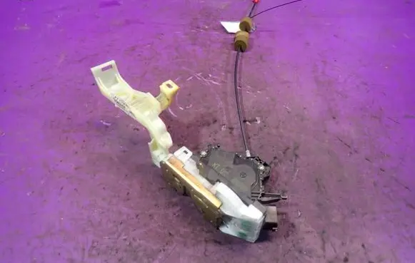 Ford Mondeo Mk III Front door lock 