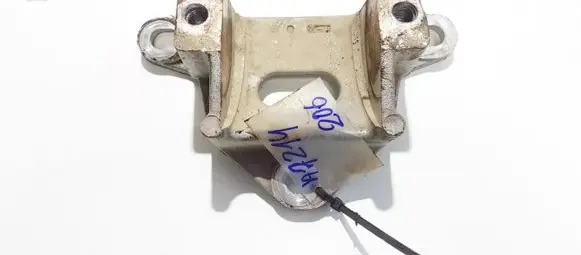 Engine mounting bracket